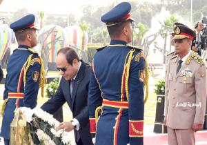 احتفالا بعيد تحرير سيناء.. الرئيس السيسي يضع إكليلًا من الزهور على النصب التذكاري للجندي المجهول بمدينة نصر
