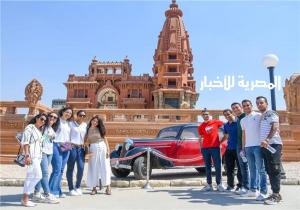 "الهجرة والسياحة والآثار" تنظمان زيارة لـ"شباب الدراسين بالخارج" إلى قصر البارون
