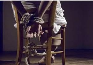 حبسوها خوفاً من الانحراف..حبس المتهمين يتقييد سيدة بالسلاسل لمدة ٦ سنوات بالبدرشين