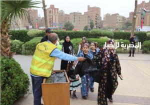 محافظة الجيزة توزّع أكياسًا بلاستيكية مجانًا على روّاد الحدائق والمتنزهات لجمع المخلفات