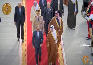 الرئيس السيسي يصل البحرين للمشاركة في القمة العربية الـ 33 | فيديو