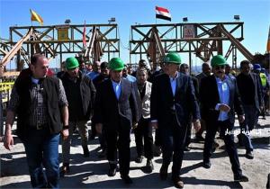 رئيس الوزراء يتفقد لوحة توزيع الكهرباء بقرية «فارس» بأسوان