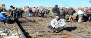 أهالي قرية بالشرقية يقطعون شريط السكة الحديد بعد إصابة 3 أشقاء بأعيرة نارية على يد بلطجية