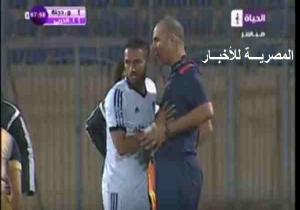 شاهد..مهزلة جديدة بالدوري المصري بعد اعتداء لاعب دجلة على حكم المباراة