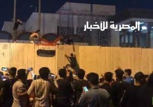 رفع العلم العراقي أعلى القنصلية الإيرانية في كربلاء