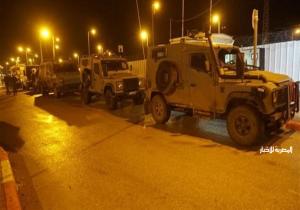 جرافة الجيش الإسرائيلي تدمر سيارات الفلسطينيين خلال اقتحام المنطقة الشرقية في نابلس