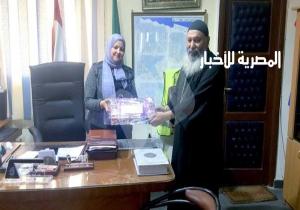 كاهن مطرانية بورسعيد يقدم التهئنة لـ"رئيسة جمصة" بمناسبة المولد النبوى