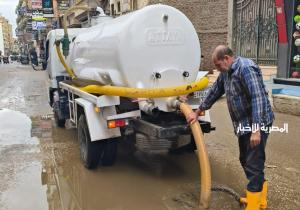 رئيس مركز بلقاس تتابع رفع تجمعات مياه الأمطار بالمدينة والقرى