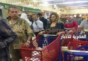 أول ظهور" لتوفيق عكاشة وحياة الدرديري " فى أحد الأسواق