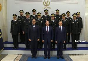 الرئيس السيسي يتوسط صورة تذكارية مع رئيس الوزراء ووزير الداخلية خلال احتفالية الشرطة الـ72
