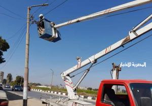 رئيس مدينة قنا يقود حملة موسعة للإنارة والنظافة والتفتيش على المحال التجارية