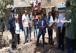 صور| نائب محافظ الجيزة يتفقد أعمال التطهير بمصرف بأبوالنمرس