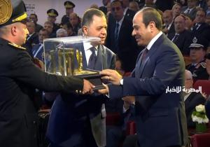 وزير الداخلية يهدي الرئيس السيسي هدية تذكارية خلال حفل عيد الشرطة الـ 71