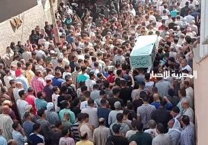 قرية ديمشلت بالدقهلية تشيع جثمان الطالب محمد شعيب أحد ضحايا "أتوبيس الجلالة"