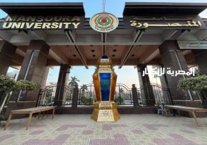 استغرق تنفيذه 8 أيام.. جامعة المنصورة تضع فانوسًا بطول 5 أمتار أمام بوابتها | صور