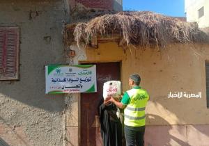 توزيع مواد غذائية ومساعدات على الأسر الأولى بالرعاية بقرى كفر الشيخ