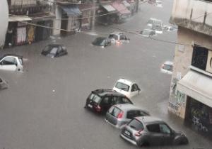 عاصفة "ميديكان" النادرة تحوّل شوارع كاتانيا الإيطالية لأنهار وبحيرات