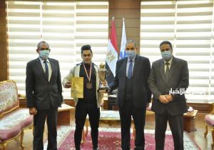 رئيس جامعة كفر الشيخ يكرم الطالب الفائز بفضية البطولة الدولية الثانية لكمال الأجسام