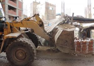 نائب محافظ القاهرة يشرف على حملة لإزالة إشغالات تعترض توسعة "الدائري" في حي السلام
