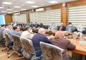 محافظ الدقهلية يناقش مع مدير المستشفيات اشتراطات سلامة المصاعد