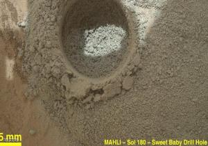  "فضول" يحفر في صخور المريخ 
