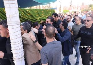 النجوم يؤازرونه..انهيار أسرة زوجة نضال الشافعي خلال تشييع جثمانها إلى مثواها الأخير|صور
