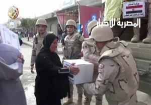 الجيش يوزع مواد غذائية على المواطنين بالعريش والشيخ زويد