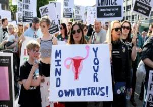 تظاهر المئات فى أيرلندا للمطالبة بتخفيف القيود على الإجهاض