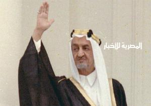 صورة تجمع الملك فيصل بـ «كائن فضائي» تثير أزمة في السعودية