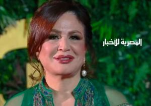 إلهام شاهين تتألق على السجادة الحمراء بمهرجان القاهرة السينمائي