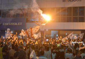 جماهير الزمالك تستقبل حافلة اللاعبين المكشوفة بالهتافات والأهازيج