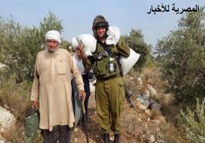 أفيخاي أدرعي : نشر صورة لجندي يساعد مسنا فلسطينيا.. ومدونون: عيني ستدمع و صوروني بسرعة الشوال ثقيل