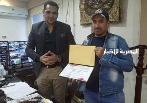 رئيس مدينة بلقاس يكرم «سائق التوك توك الأمين»: نموذج وقدوة يحتذى به