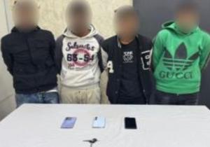 القبض على 4 عاطلين تخصصوا في خطف الهواتف المحمولة من المواطنين بقصر النيل