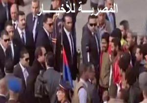 الرئيس السيسى بمطار القاهرة: لن نتخلى عن أى مصرى خارج الوطن يحتاج لمساعدة
