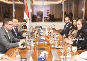 وزير الإسكان يلتقي نظيرته البحرينية لعرض التجربة المصرية فى إنشاء المدن الجديدة وتطوير المناطق غير الآمنة
