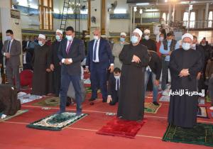 محافظ الدقهلية ووزير الاوقاف ومفتي الجمهورية يؤدون صلاة الجمعة بمسجد النصر بالمنصورة مشاركة مع شعب الدقهلية الاحتفالات بالعيدالقومى ..