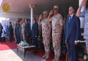 الرئيس السيسي يستعرض حرس الشرف بمقر تفتيش حرب الفرقة السادسة المدرعة بالجيش الثاني الميداني