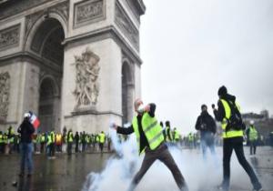 مغردون يهاجمون أعمال الشغب والعنف لأصحاب السترات الصفراء بفرنسا