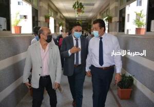 بالصور.. محافظ الدقهلية يزور السكرتير العام المساعد بمستشفى جامعة المنصورة