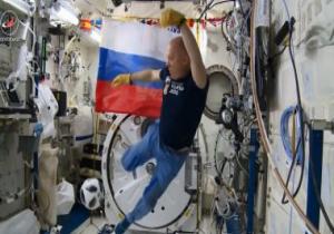 رائدا فضاء يلعبان كرة القدم على متن سفينة الفضاء الدولية