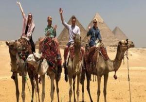 سياسى روسى يزور مصر ويلتقط صورة بجانب الأهرامات