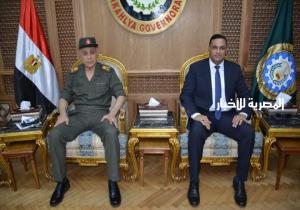 محافظ الدقهلية يستقبل مساعد وزير الدفاع وقيادات العامة للقوات المسلحة و الجيش الثاني لمتابعة تطوير بقري شربين لــ" مبادرة حياة كريمة".