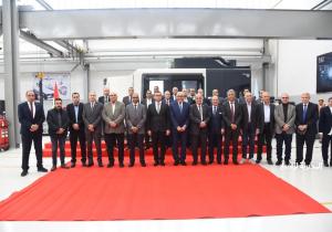 وزير الإسكان ورئيس الهيئة العربية للتصنيع يتفقدان مركز التصنيع الرقمي بمصنع المحركات