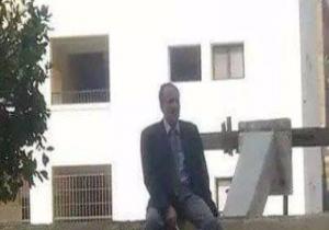 مدير مدرسة يجلس أعلى السور لمنع الطلاب من الهروب فى سوهاج