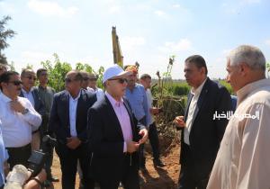 محافظ كفرالشيخ يتفقد أعمال تطهير وتكريك ترعة ري الحمودية