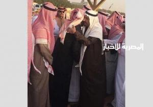 انهيار الفنان السعودي ناصر القصبي أثناء تشييع جثمان والده