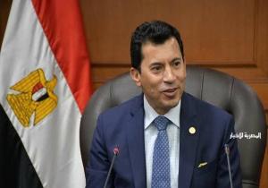 وزير الرياضة يزور الكابتن صابر عيد نجم غزل المحلة ومنتخب مصر بمعهد ناصر للأورام