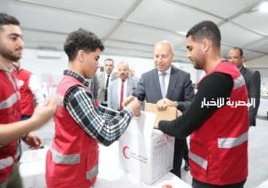 محافظ القاهرة يشارك متطوعي الهلال الأحمر في إعداد كرتونة الإغاثة لغزة