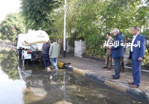 محافظ الجيزة يتابع أعمال شفط مياه الأمطار.. ويجازى مسئول النظافة .. صور